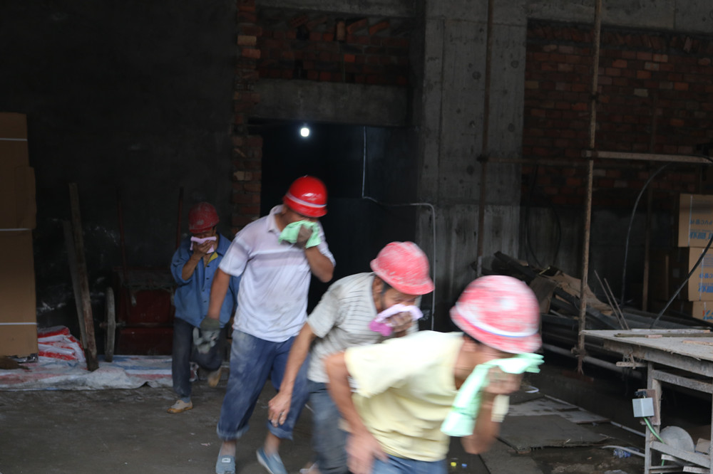 福建易順建筑工程有限公司“東升商城”工程2017年度《安全生產(chǎn)月》消防、救援應(yīng)急演練