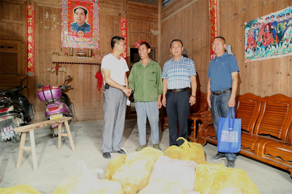福建易順建筑工程有限公司“互動(dòng)聯(lián)動(dòng)、掛鉤幫扶”招沙甲村貧困戶捐贈(zèng)儀式