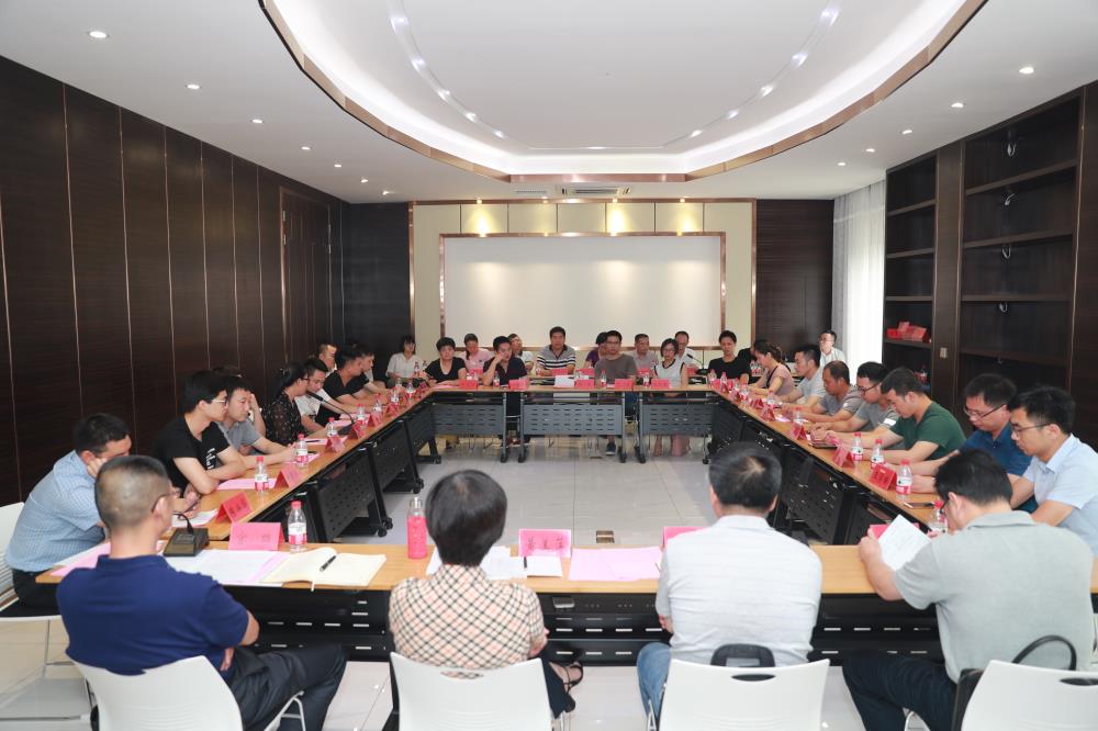 由（縣委常委、政法委書記）官雄主持、黃美萍（縣委書記）蘇建旗（縣長）參加“村企結(jié)對、真情幫扶”簽約授牌儀式、