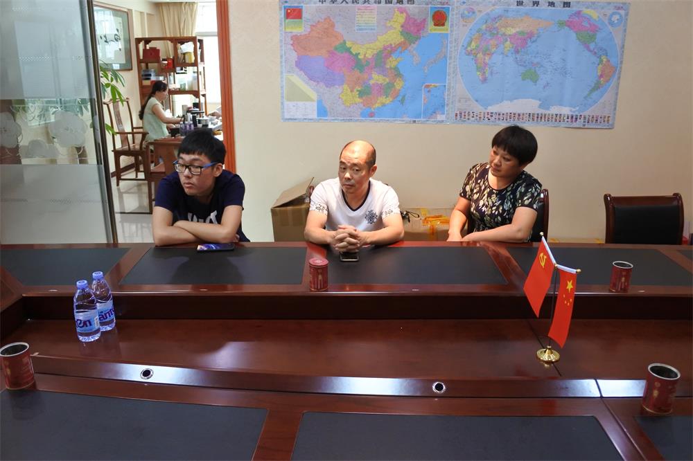知識(shí)改變?nèi)说拿\(yùn)，公司職工子女考上大學(xué) 單位頒發(fā)助學(xué)金