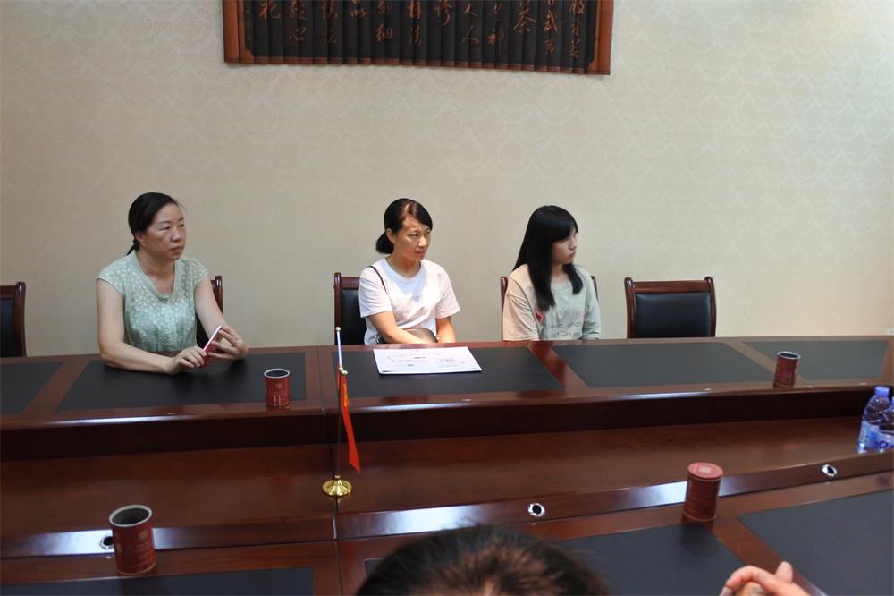 知識(shí)改變?nèi)说拿\(yùn)，公司職工子女考上大學(xué) 單位頒發(fā)助學(xué)金