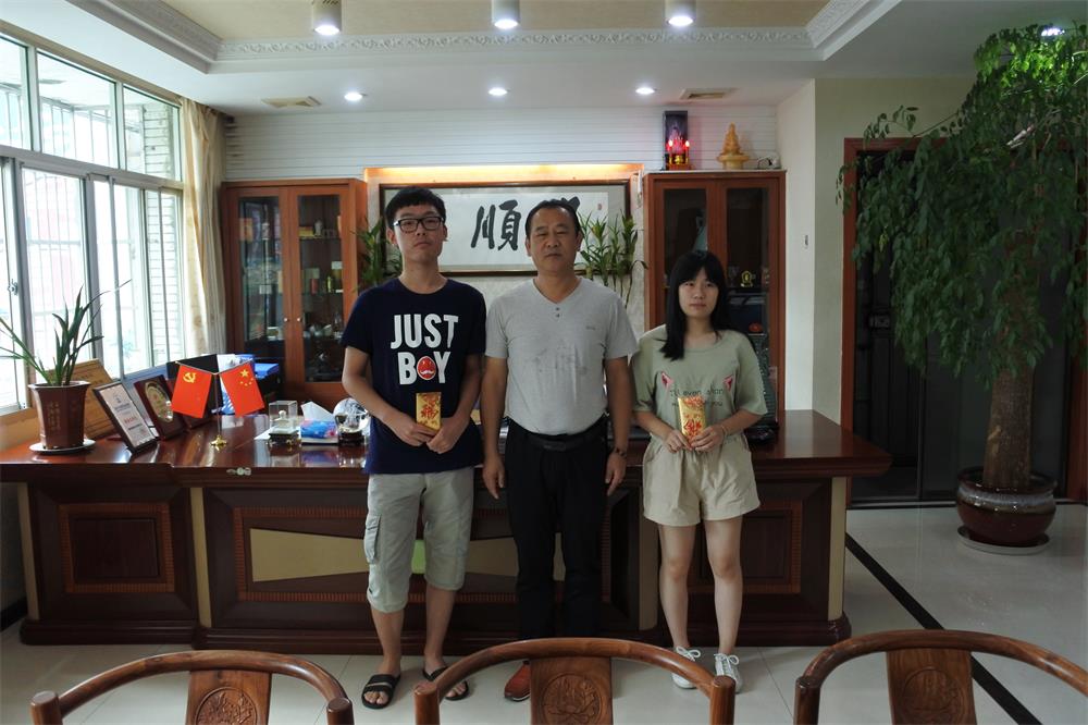 知識(shí)改變?nèi)说拿\(yùn)，公司職工子女考上大學(xué) 單位頒發(fā)助學(xué)金