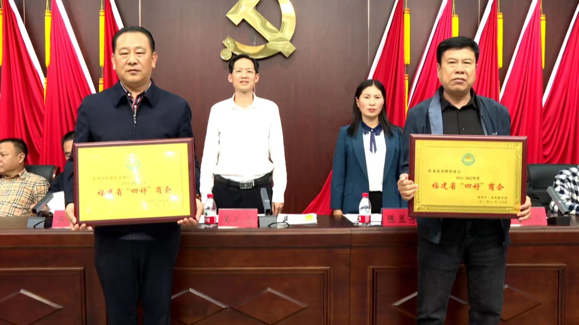 易順建工集團(tuán)董事長李易順作為松溪街道商會代表領(lǐng)取2021-2022年度福建省“四好”商會榮譽(yù)獎項(xiàng)。