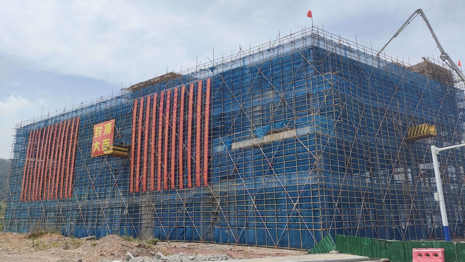 易順建工集團(tuán)有限公司承建的熹茗白茶加工及產(chǎn)業(yè)技術(shù)基地建設(shè)項(xiàng)目一期工程順利封頂！