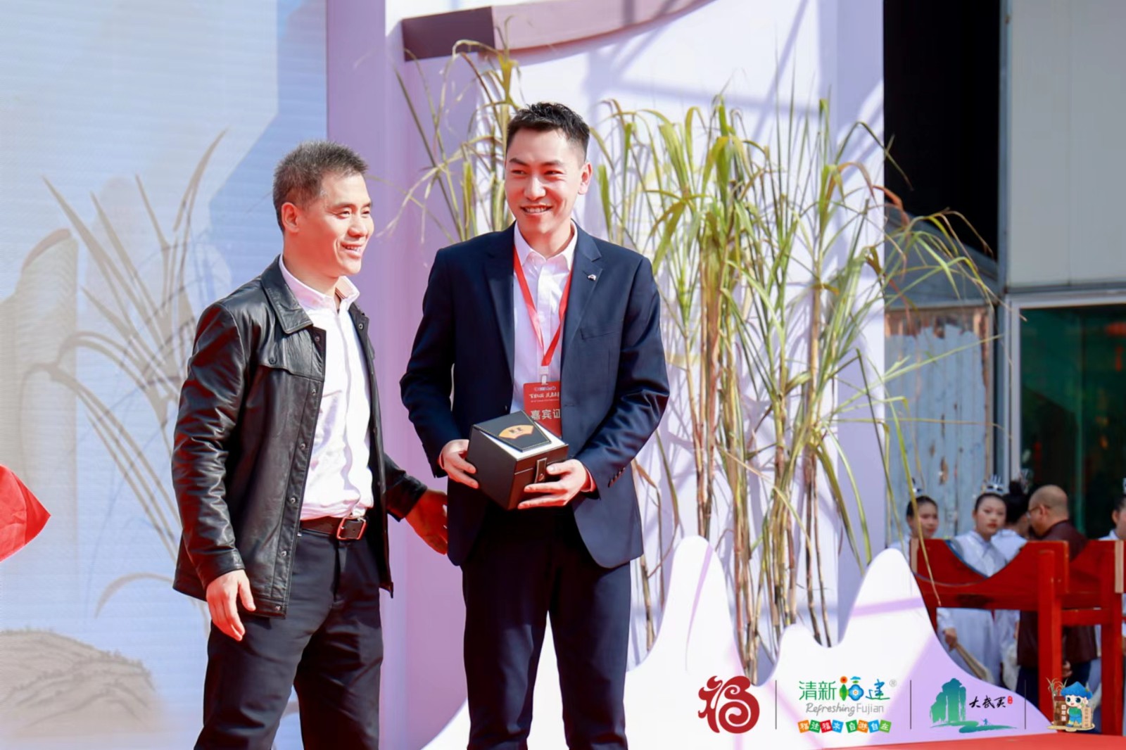 易順建工集團總經(jīng)理李晉恒以高價斬獲“糖王”桂冠，助力萬前村貧困村民