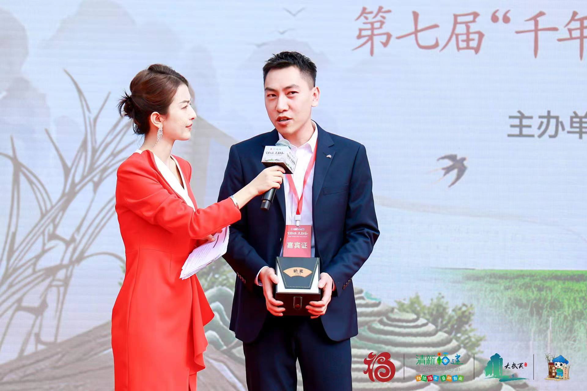 易順建工集團總經(jīng)理李晉恒以高價斬獲“糖王”桂冠，助力萬前村貧困村民