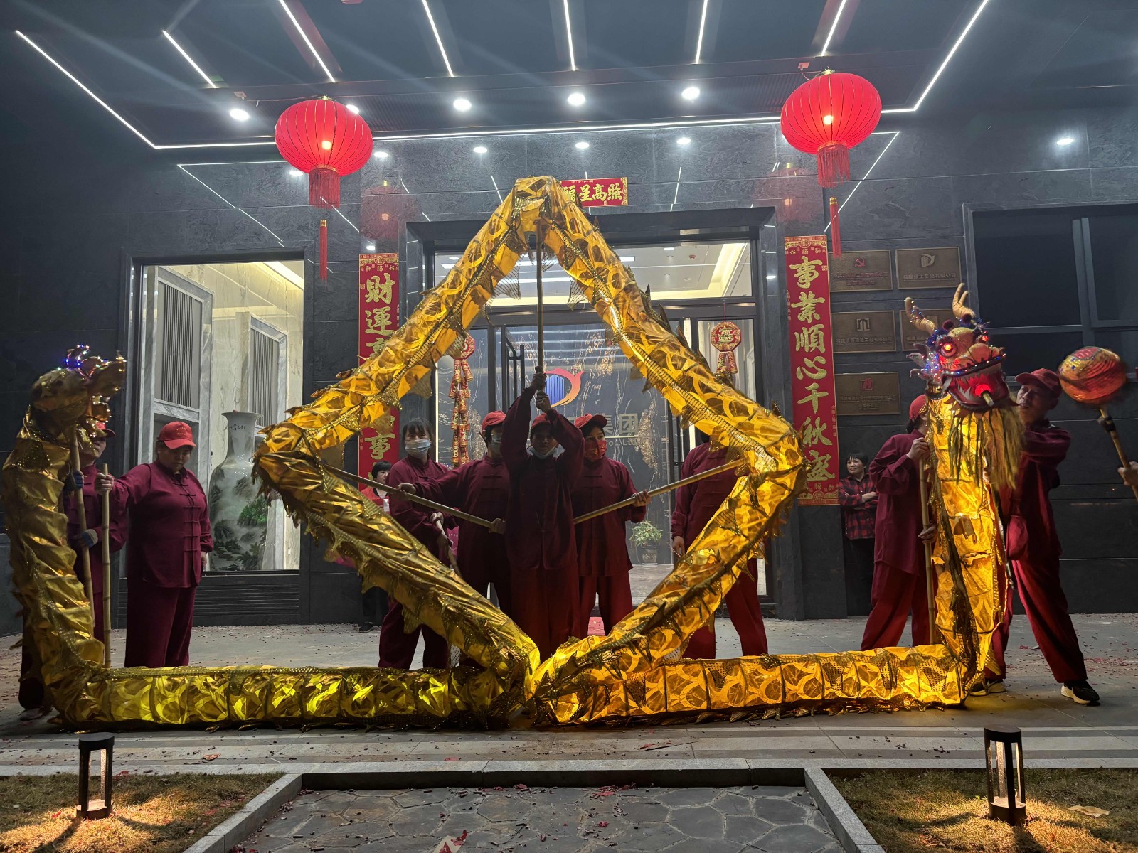 龍舞翩翩，瑞氣盈門！
